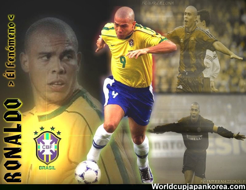 브라질의 축구 영웅 호나우두가 드리블하는 사진